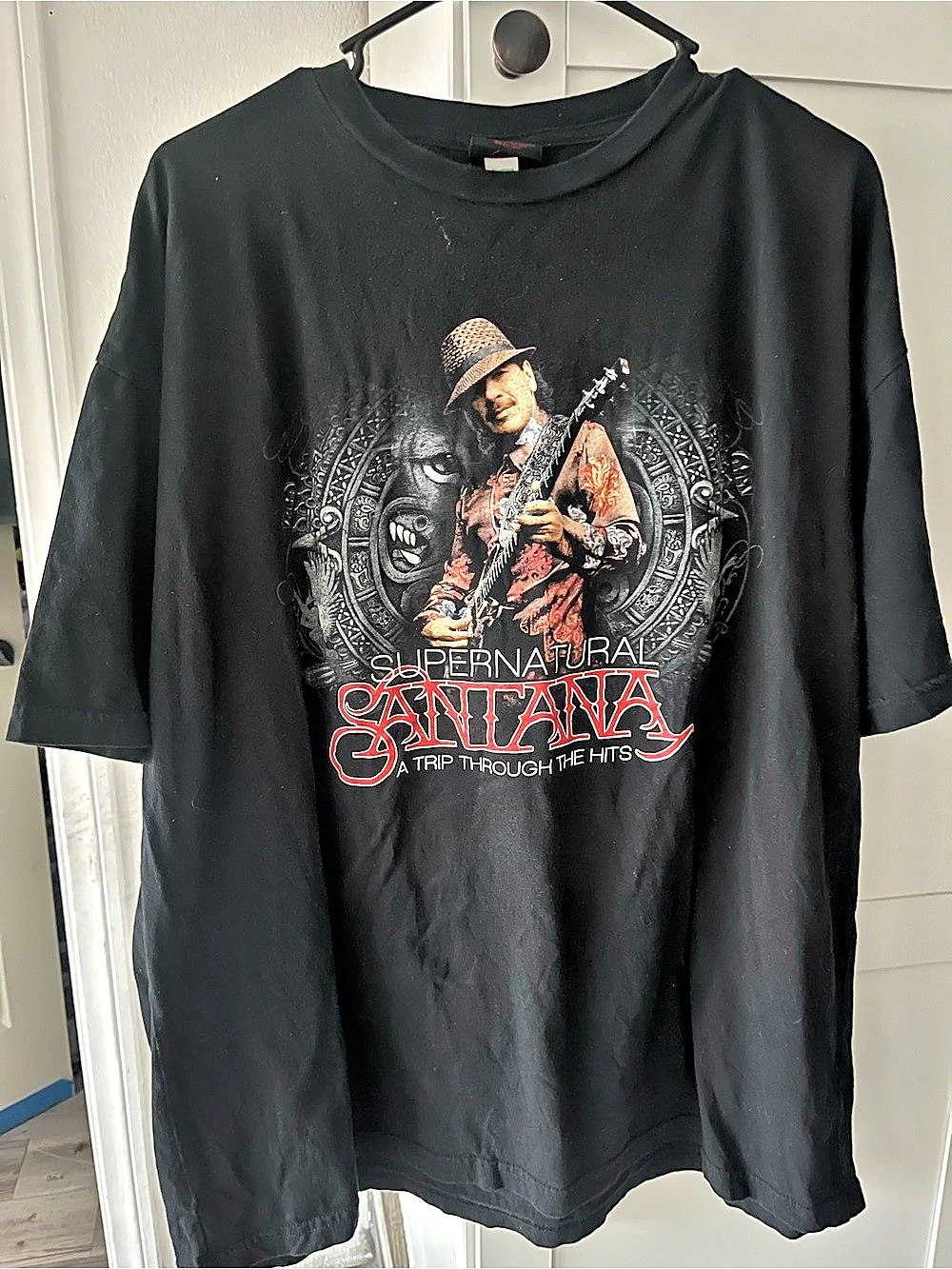 Santana Supernatural Santana A Trip Through the Hits Graphic Tee XXL Black Red